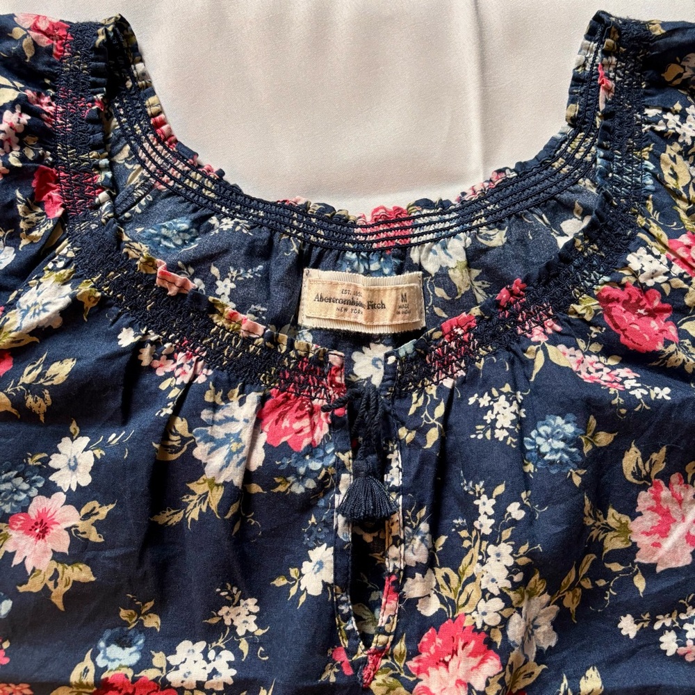 Abercrombie & Fitch Floral Smocked Blouse — Size M - Picture 4 of 8